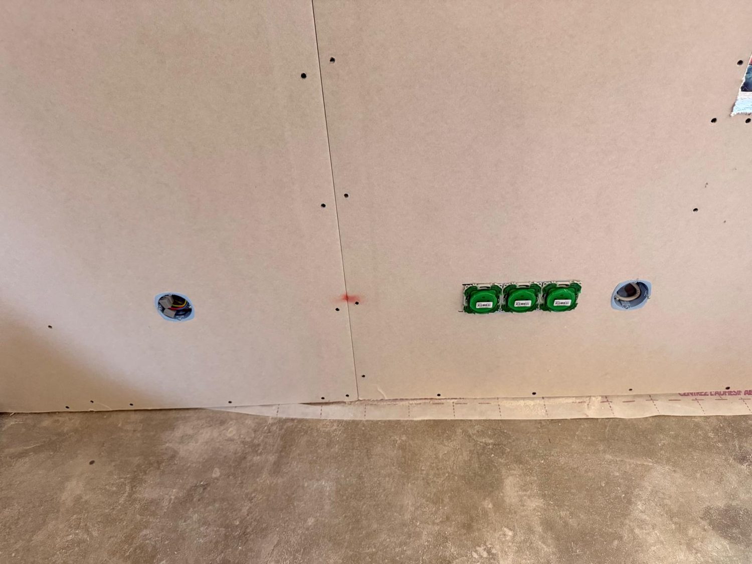 Câblage, prises et points lumineux en rénovation, chantier LB-Électricité en Côtes-d'Armor