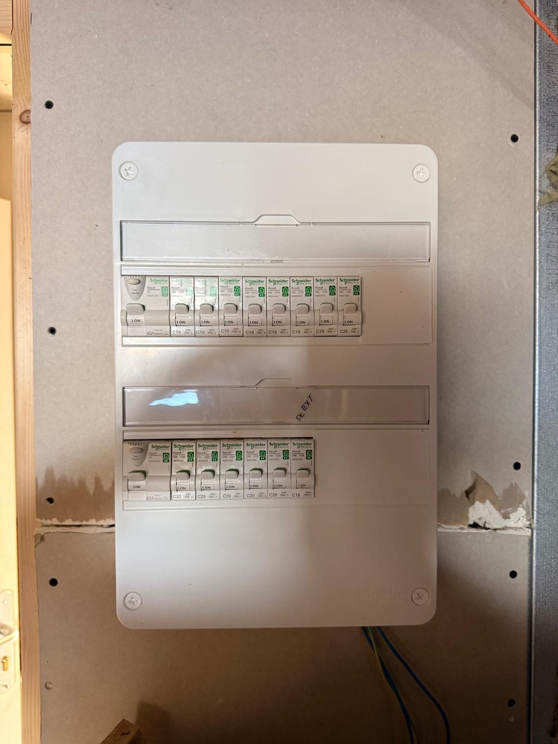 Tableau électrique neuf posé avec disjoncteurs et interrupteurs différentiels, chantier LB Électricité en Côtes-d'Armor