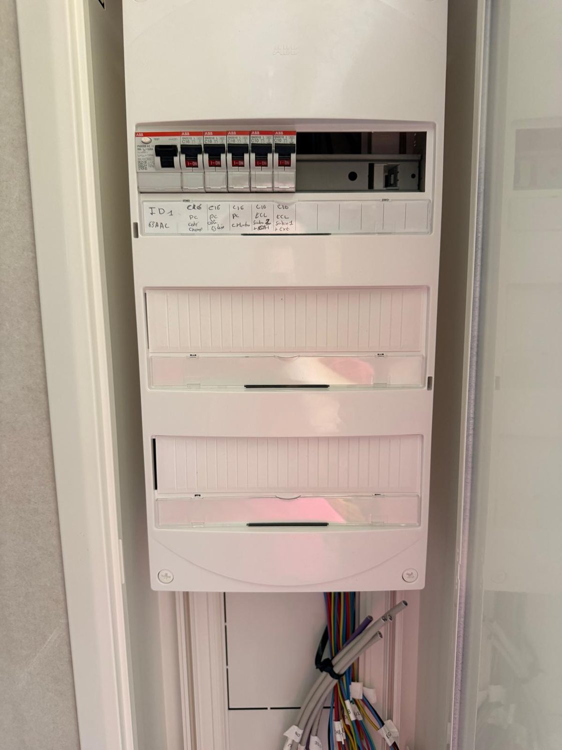 Tableau électrique avec platines et étiquetage des circuits, chantier LB Électricité en Côtes-d'Armor